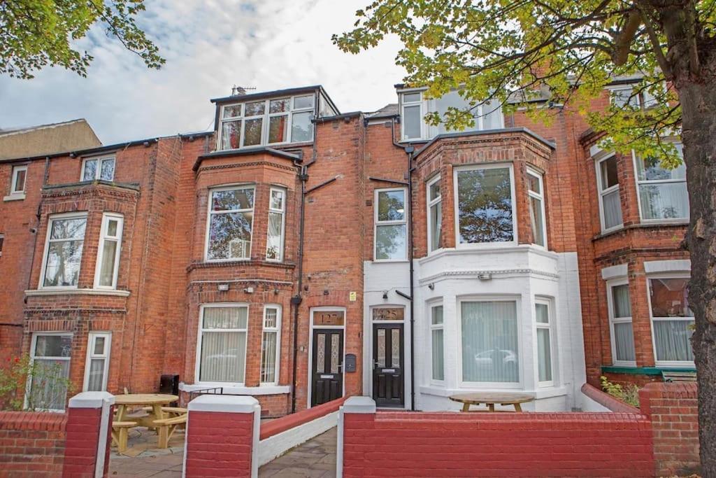 Scarborough Stays - Luxury Townhouse Ideal For Large Groups - Hot Tub Exterior photo